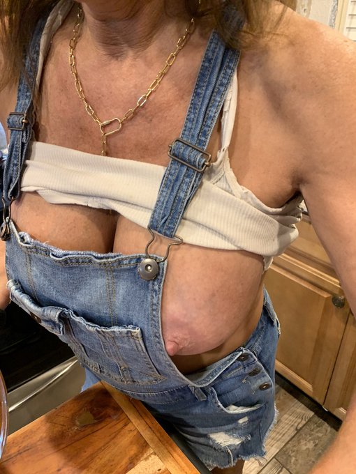 Coffee &amp; a donut, gets years of .01% me content❤️❤️   https://t.co/FYzQ7p3zvn https://t.co/8X17hfUZB<a href="/tag/mommy"class="tags"><span>#mommy</span></a><a href="/tag/bigttmagee"class="tags"><span>#bigttmagee</span></a><a href="/tag/ddranch"class="tags"><span>#ddranch</span></a>