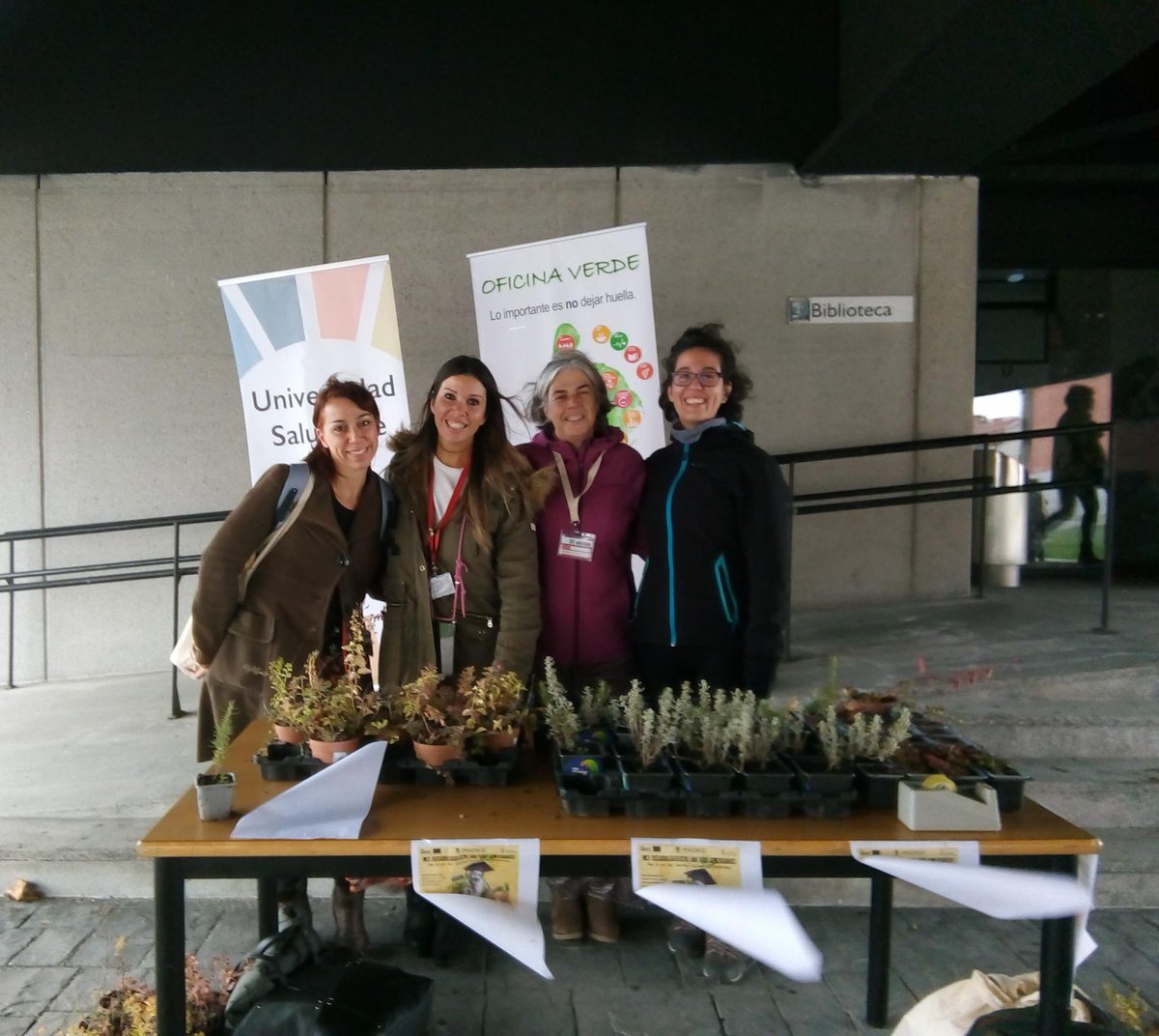 Ayer, con Universidad Saludable, estuvimos repartiendo más plantas para incentivar el uso de especies culinarias propias de nuestro clima. De este modo conseguimos que nuestra alimentación sea más saludable y sostenible. 
Hoy estamos en Vicálvaro ¡acércate a por tu planta!