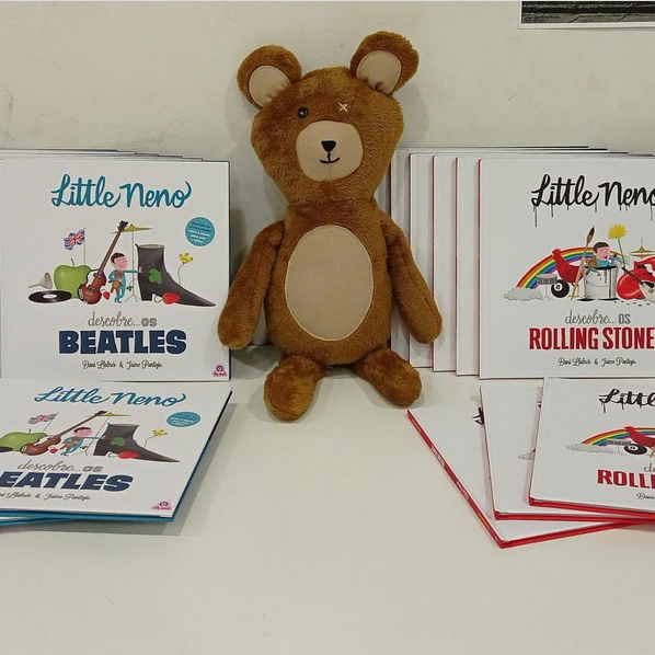 Primeiro foron os Rolling e os Beatles. Agora é David Bowie! As descubertas de Little Neno continúan grazas á Reixa Tenda!! @Dani_Llabres  // Jaime Pantoja 

#littleneno   
#librogalego 
#agasallacogalego   
#agasallaengalego