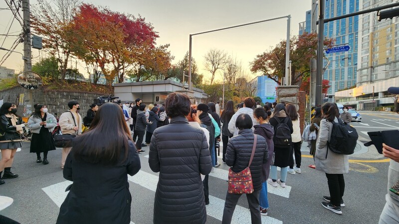 [INFO] 221117 — At Seocho High School, there were also fans who came to the school to support the idol group members. Hong Ji-yeon (22), who lives in Gangseo-gu, Seoul, said, “She is a fan of group ATBO’s Wonbin, but she couldn’t check in because she went to work in the morning.”