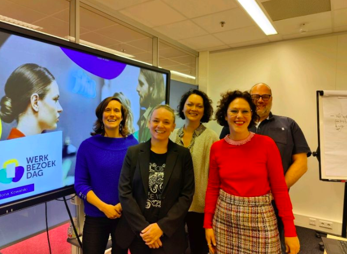 Werkbezoekdag's tweet image. Ruim 1000 netwerkgesprekken hebben er gister plaatsgevonden tijdens de Nationale Werkbezoekdag 2022! Via diverse kanalen hebben we foto&apos;s ontvangen van werkbezoeken bij de honderden verschillende werkgevers. Wauw, wat een dag!!!