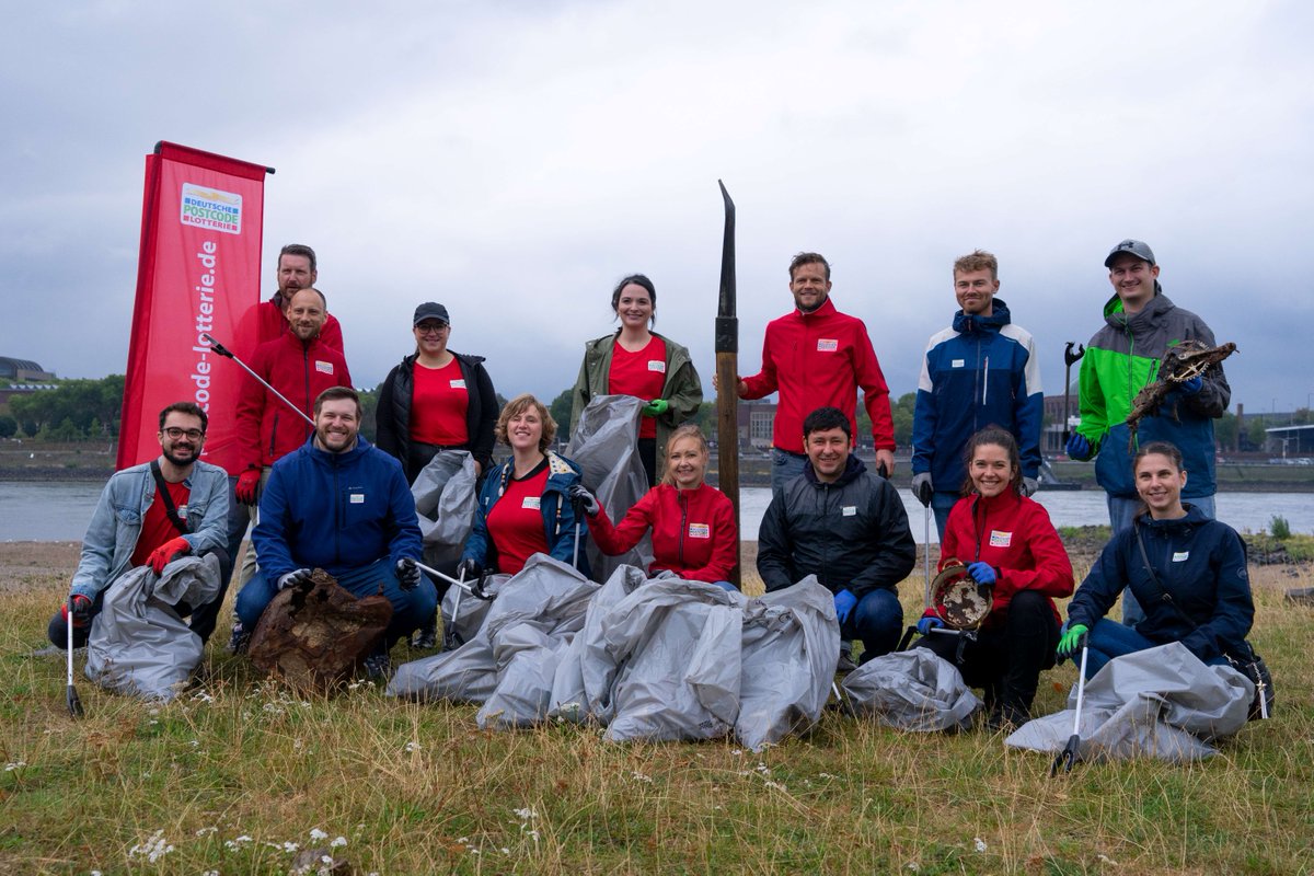 DPLotterie's tweet photo. Schon gewusst? Seit 2018 bereits unterstützen wir dank unserer Teilnehmer*innen den jährlich stattfinden #RhineCleanUp – zum dritten Mal in Folge auch als #Hauptförderpartner und mit einem Team vor Ort. #PostcodeEffekt 👉 https://t.co/REMHkyE6ZX https://t.co/FiSu4BN03I