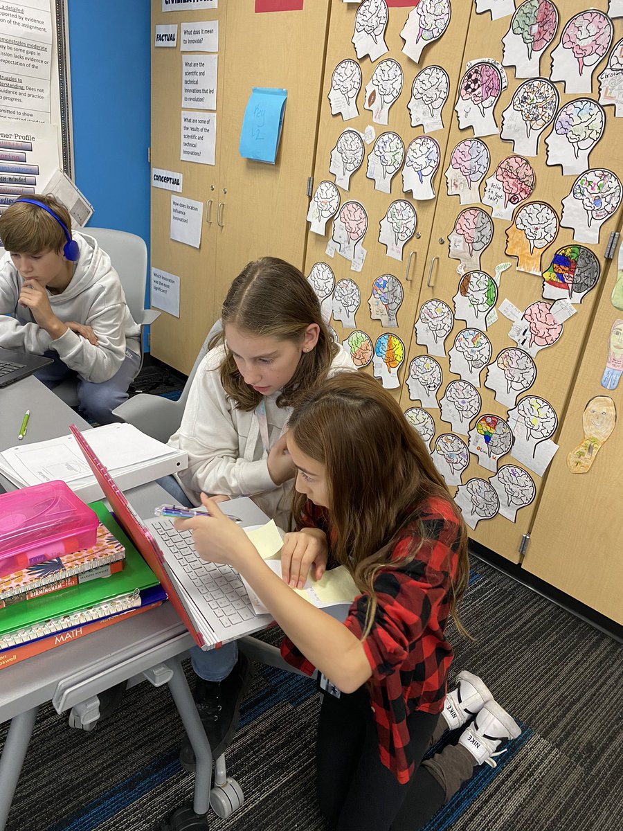 Simmska88's tweet image. Collaborating in our flexible classroom! #HMSRaiderPride #NPSWorldofPossibilities