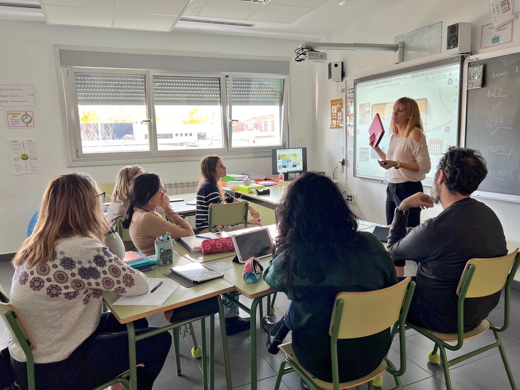 👩‍🏫 Comienza la primera fase de formación del #PIE_FORMAPPS en <a href="/CervantesCeip/">CEIP Cervantes</a>, con <a href="/Deborahalf78/">Déborah</a>

📱Integrando los dispositivos móviles en el Aula. 
📋 Configuración y planificación del trabajo

#tiCyL
#innovaCyL
#formaciónCyL