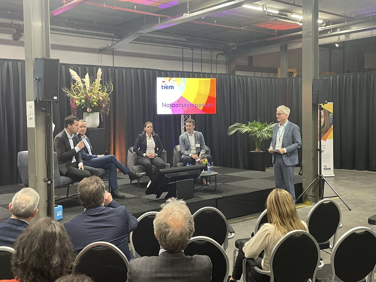 Afsluitend een rondetafelgesprek tijdens het Najaarssymposium onder leiding van directeur <a href="/tiemwerkt/">Tiem</a>. wethouder <a href="/Gemeente_Zwolle/">Gemeente Zwolle</a> bestuurder <a href="/driezorg/">Driezorg</a> directeur @CycloonPost bestuurder <a href="/ambelt/">de Ambelt</a> over inclusief werkgeverschap.