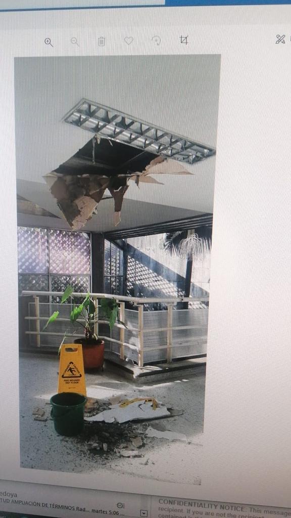 sintrabienesta3's tweet photo. Las deplorables condiciones de infraestructura están poniendo en riesgo a nuestra niñez, adolescencia, juventud y familias; además, la vida de nuestras(o) trabajadores del @ICBFColombia tambien es importante @ConchaBaracaldo  @parradojosea 
¡Urge pronta intervención! https://t.co/uVrgeehq4O