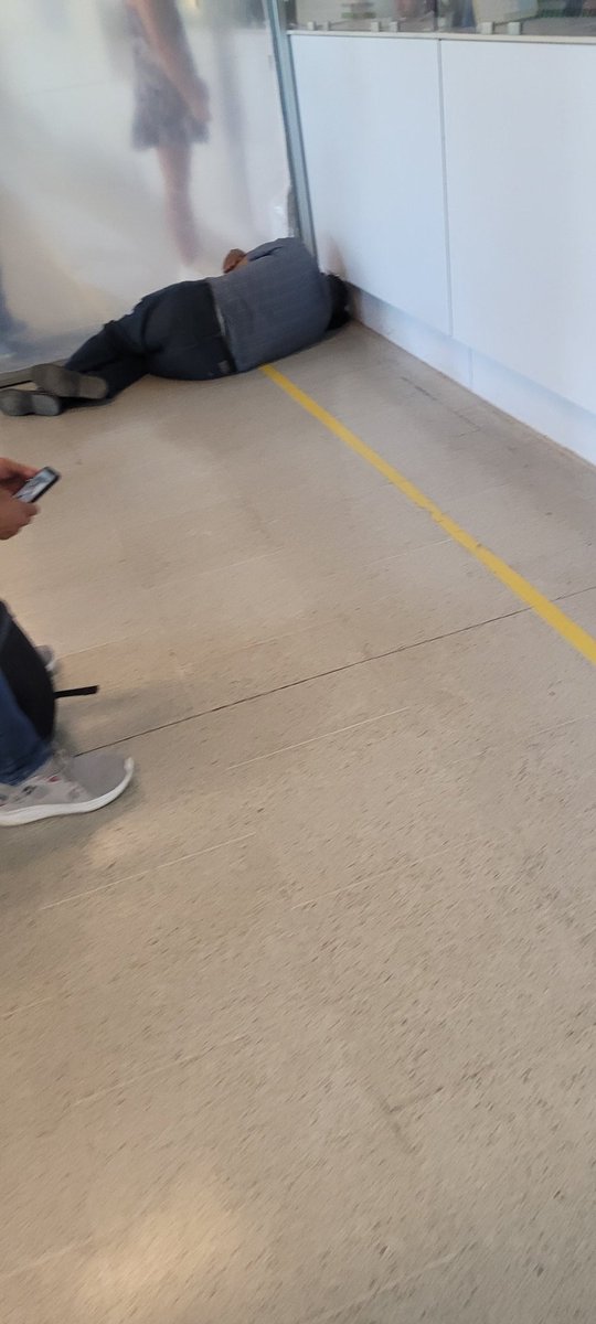 ImperallainDiaz's tweet photo. Presidente, como podemos encontrar esto como normal en la urgencia del Felix Bulnes.
La gente pasa y no se inmutan, menos los trabajadores de la salud de este Hospital.
Creo que estamos muy mal como sociedad hay que hacer algo por los más necesitados. https://t.co/3AMraIOQ1N