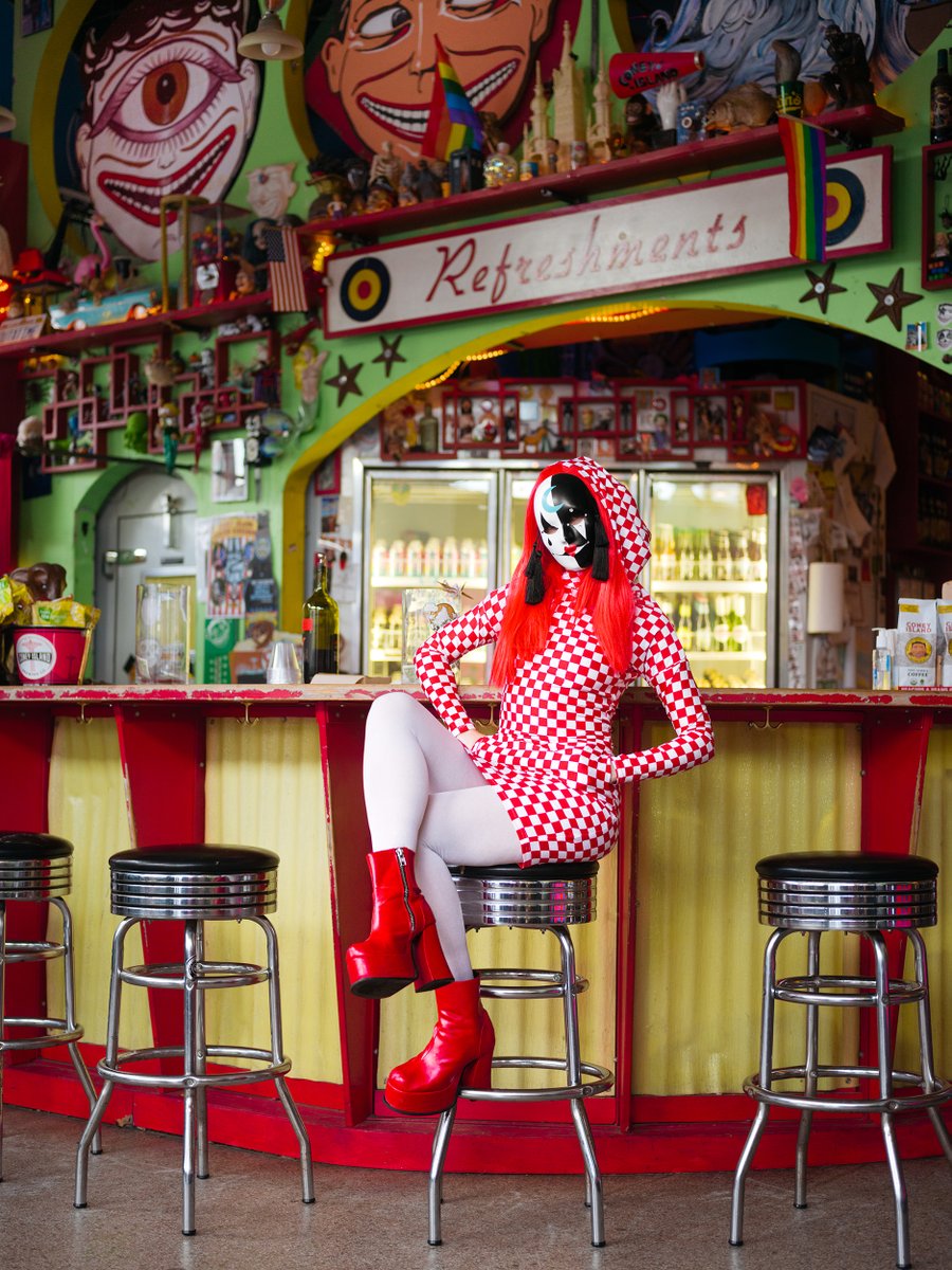 Amnesia Rose (<a href="/amnesia_r0se/">amnesia rose</a>), AKA the Harlequin Hacker, is a digital artist in the web3 space. Outside of web3, she is a mask maker, floral designer and mixed media artist.

Listen to the interview:
huweb3.xyz/amnesiarose