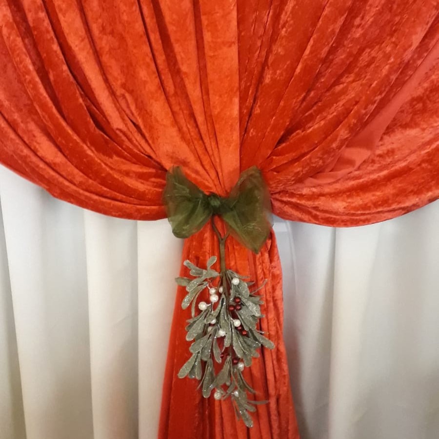 wgicovered's tweet photo. Christmas Backdrop - red velvet drapes, moss green ties, central lit wreath and mistletoe ❣️ https://t.co/UulCmMr6fj