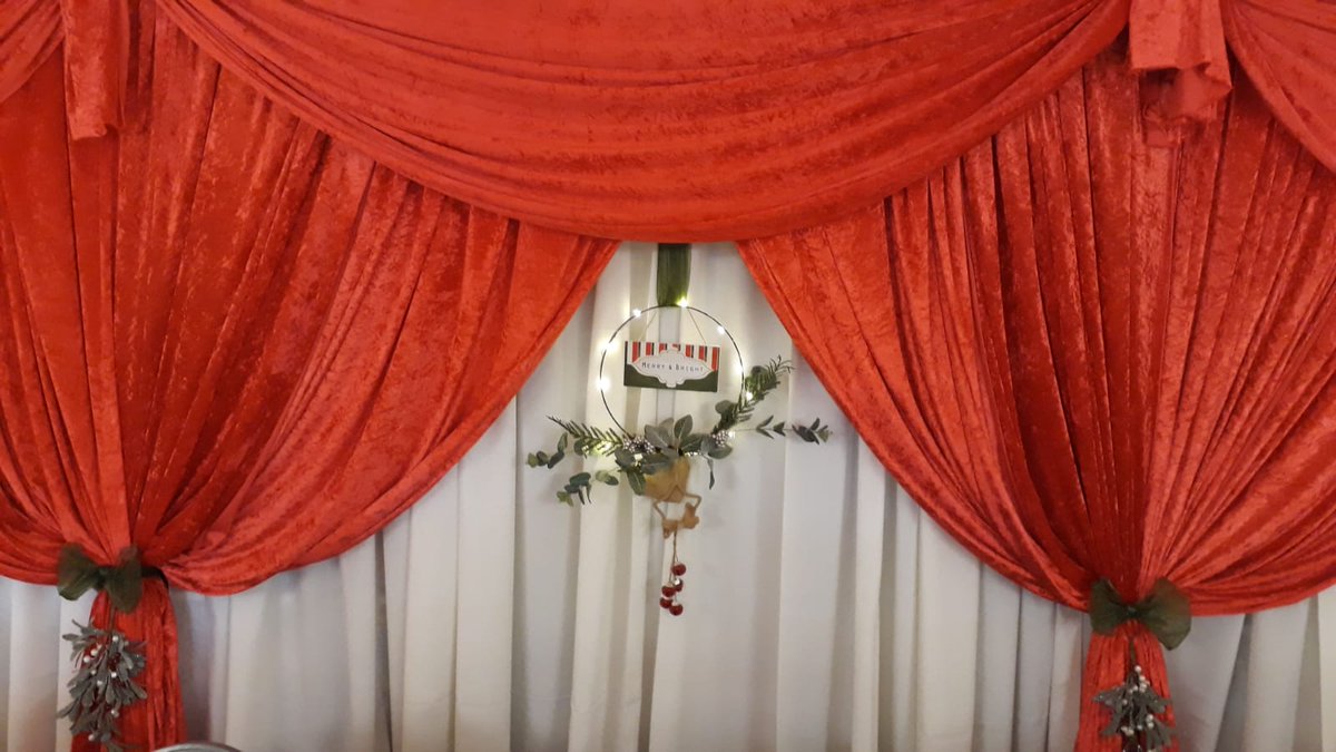 wgicovered's tweet photo. Christmas Backdrop - red velvet drapes, moss green ties, central lit wreath and mistletoe ❣️ https://t.co/UulCmMr6fj