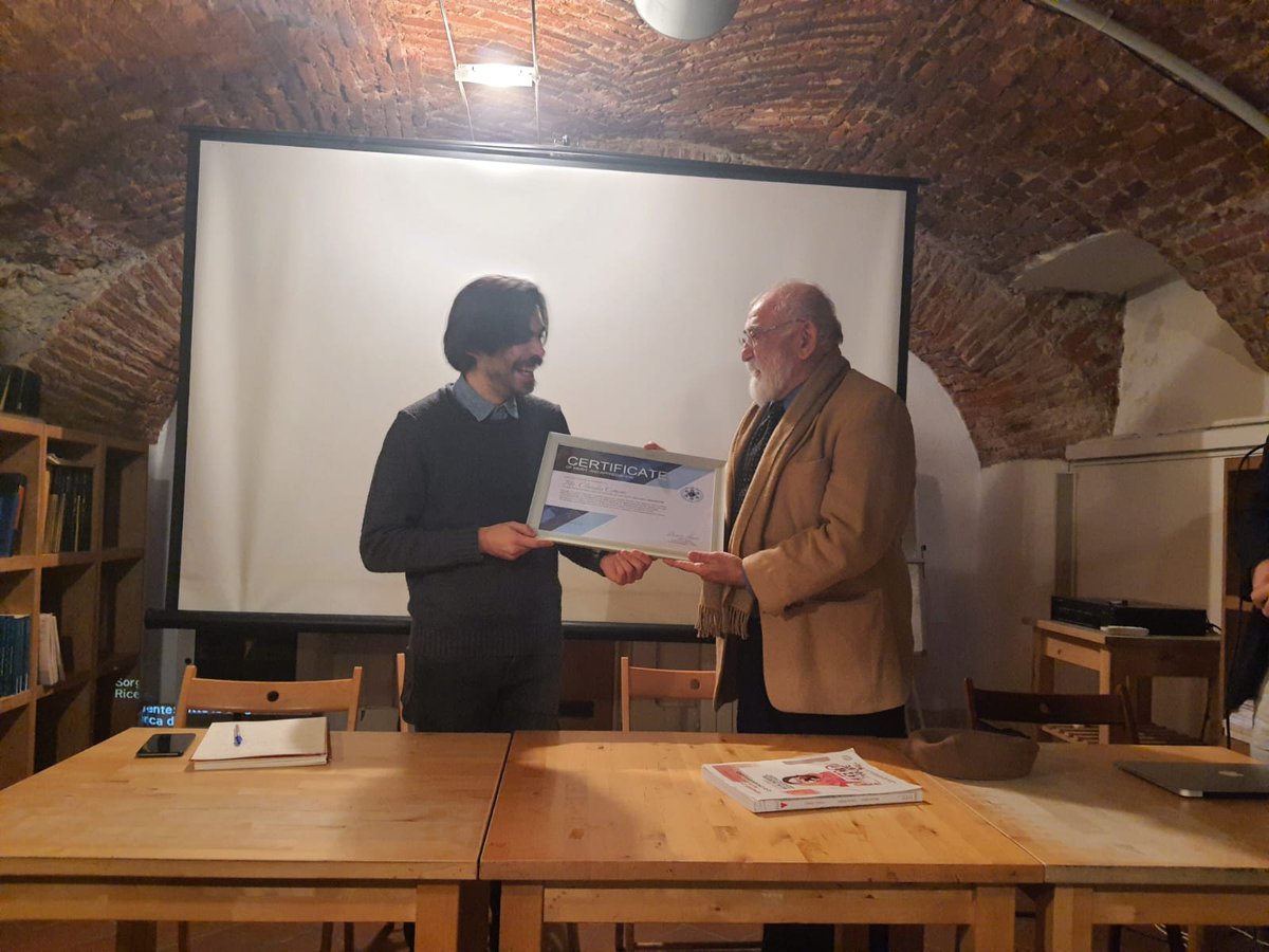 دیروز طی محفلی در مرکز چیاما میلانو به کلاودیو کانکاس نویسنده و محقق جوان ایتالوی که کتابی تحت عنوان"قصه های هزارستان" به رشتۀ تحریر در آورده از جانب شورای جهانی هزاره لوح تقدیر اهدا شد.کانکاس در مورد هزاره ها تحقیقات زیادی دارد و دکتورای خودرا در مورد جنو ساید هزاره ها می نویسد.