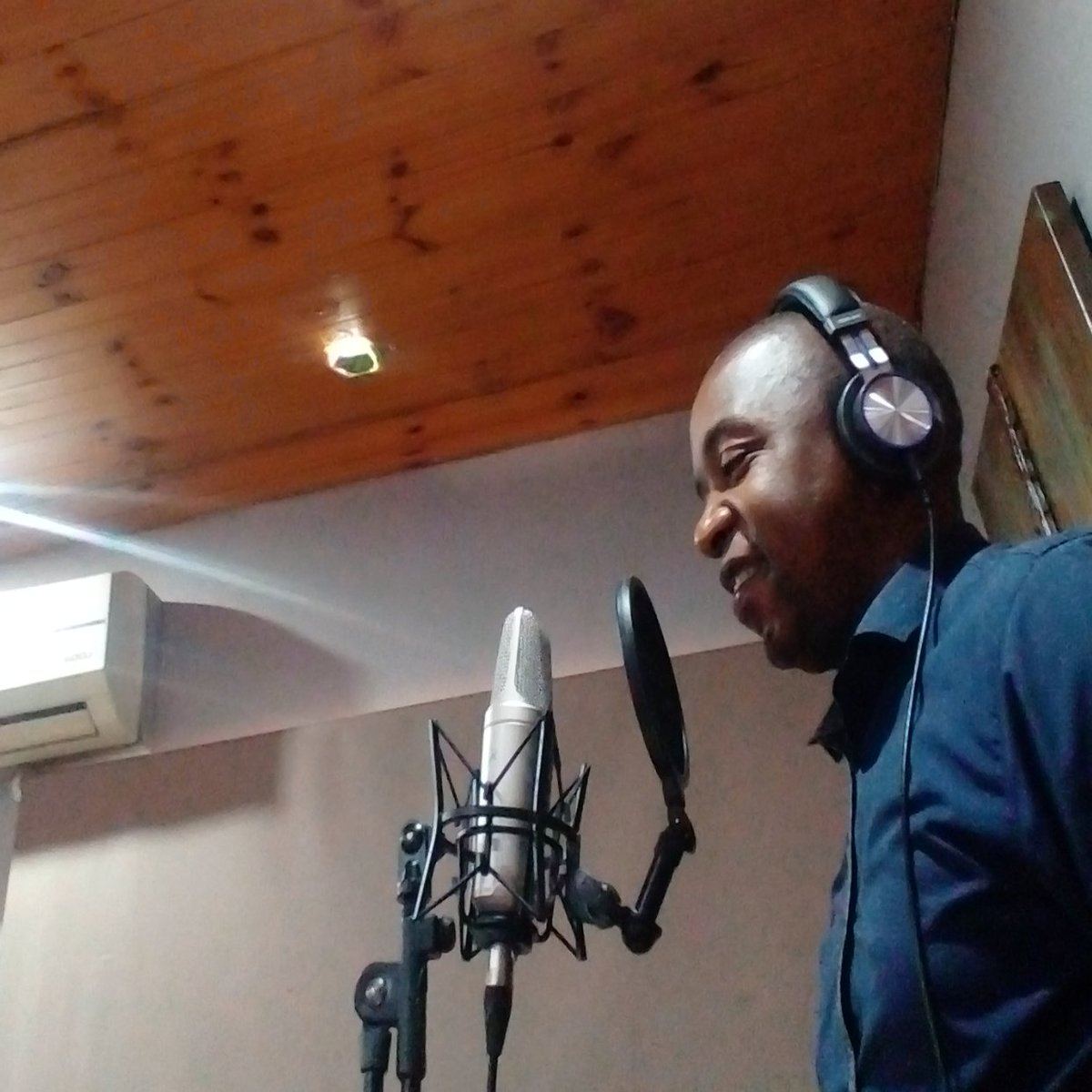 ricardodyson's tweet photo. Recording session with Arnold Carelse. 
Music (Singing) is the thing I love doing and I'm trying to get better at it every day https://t.co/cVQWcNGJNY