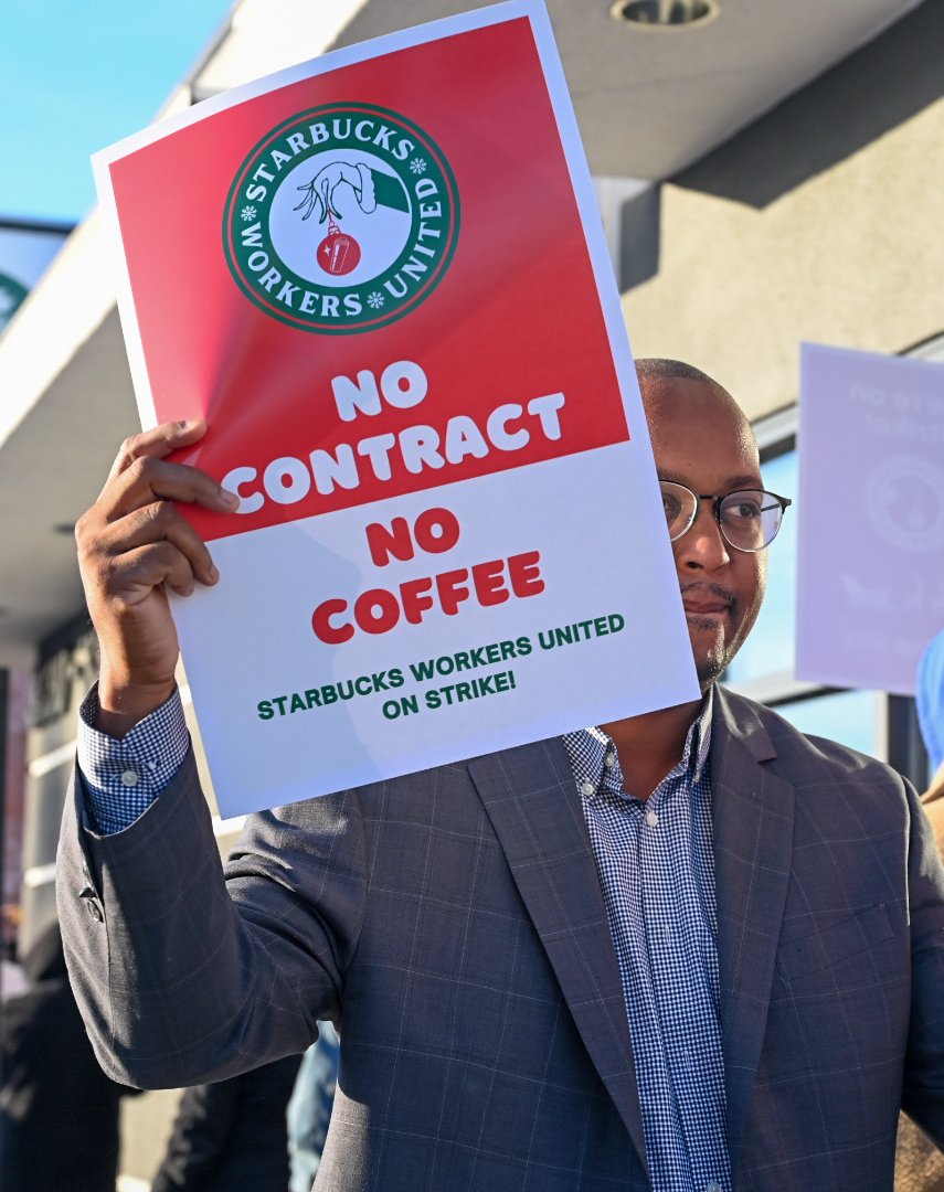 CAFastFoodUnion's tweet image. .@RexRichardson and @SupJaniceHahn this morning supporting Starbucks workers at 3390 E. 7th Street in Long Beach this morning. #redcuprebellion #fastgoodglobal