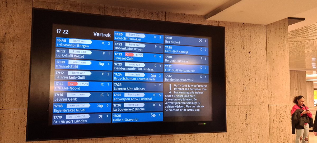 Minutenlang het witte blokje 'komt aan' tonen i.p.v. rode blokje met treinvertaging is de nieuwste strategie van @nmbs om hun schabouwelijke dienstverlening te maskeren. Reizigersbedrog! #nmbs #reiscomfort #modalshift