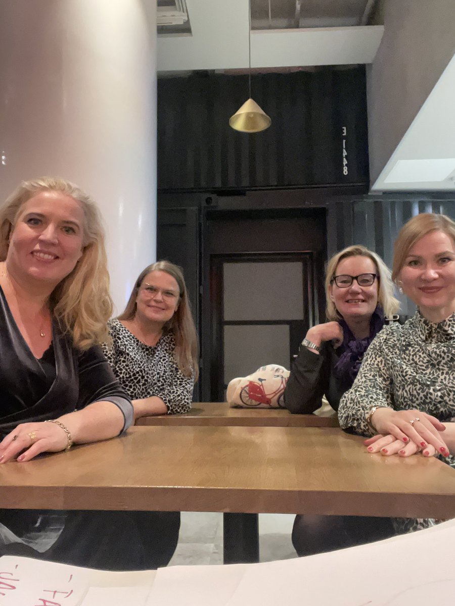 Kyllähän se hippasen hymyilyttää, kun on parhaat asiakkaat ja paras tiimi 😍😊 Vai mitä sanoo <a href="/kirsi_mkel/">Kirsi Mäkelä</a> @Anusuu <a href="/katifuturist/">Kati Korhonen-Yrjänh</a> ? <a href="/EloTyoelake/">Työeläkeyhtiö Elo</a> #unelmatelossa #parasaikaollaelossa