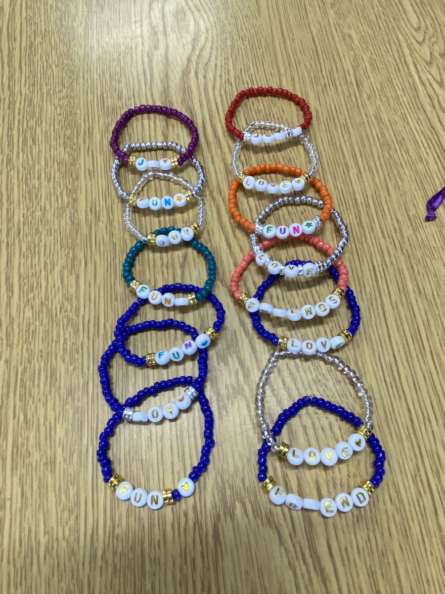 MsCelicsClass's tweet photo. Doing good feels good! For Gratitude Day, we made bracelets we will send to a school in need in Florida to help with their holiday craft fair. #Gratitude @A_RiveraNY https://t.co/yzBAAjG341