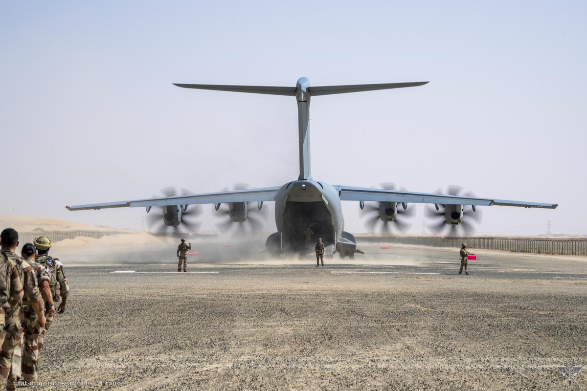 Armee_de_lair's tweet photo. Dans le cadre de l’#exercice « Advanced Tactical Leadership Course » aux 🇦🇪, l'A400M Atlas a conduit un exercice d’évacuation de ressortissants dans le désert en effectuant notamment un atterrissage sur une piste sommaire. La dernière RESEVAC en date est l’opération #Apagan. https://t.co/6LTzDH8ccP