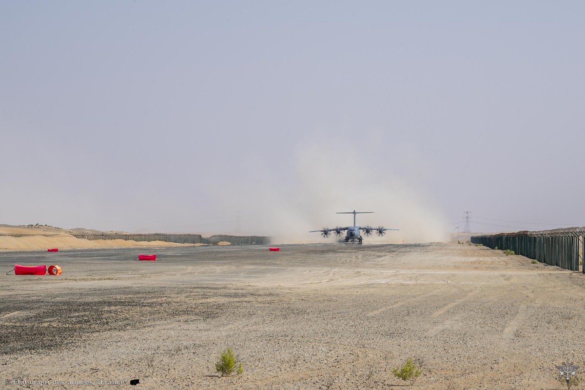 Armee_de_lair's tweet photo. Dans le cadre de l’#exercice « Advanced Tactical Leadership Course » aux 🇦🇪, l'A400M Atlas a conduit un exercice d’évacuation de ressortissants dans le désert en effectuant notamment un atterrissage sur une piste sommaire. La dernière RESEVAC en date est l’opération #Apagan. https://t.co/6LTzDH8ccP