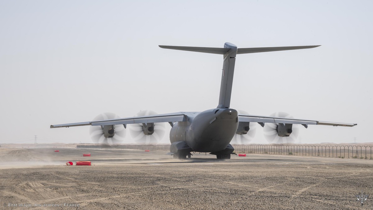 Armee_de_lair's tweet photo. Dans le cadre de l’#exercice « Advanced Tactical Leadership Course » aux 🇦🇪, l'A400M Atlas a conduit un exercice d’évacuation de ressortissants dans le désert en effectuant notamment un atterrissage sur une piste sommaire. La dernière RESEVAC en date est l’opération #Apagan. https://t.co/6LTzDH8ccP