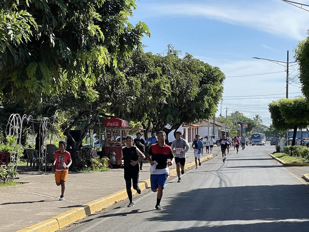 GranadaNica2's tweet photo. #Nicaragua Jóvenes de los distintos barrios de la ciudad de Granada participan en el maratón por la Paz y la Vida, promoviendo esta diciplina para compartir buenos valores con los jóvenes en riesgo.

#UnidosVencemosVenceremos https://t.co/3xL0sAaeUD