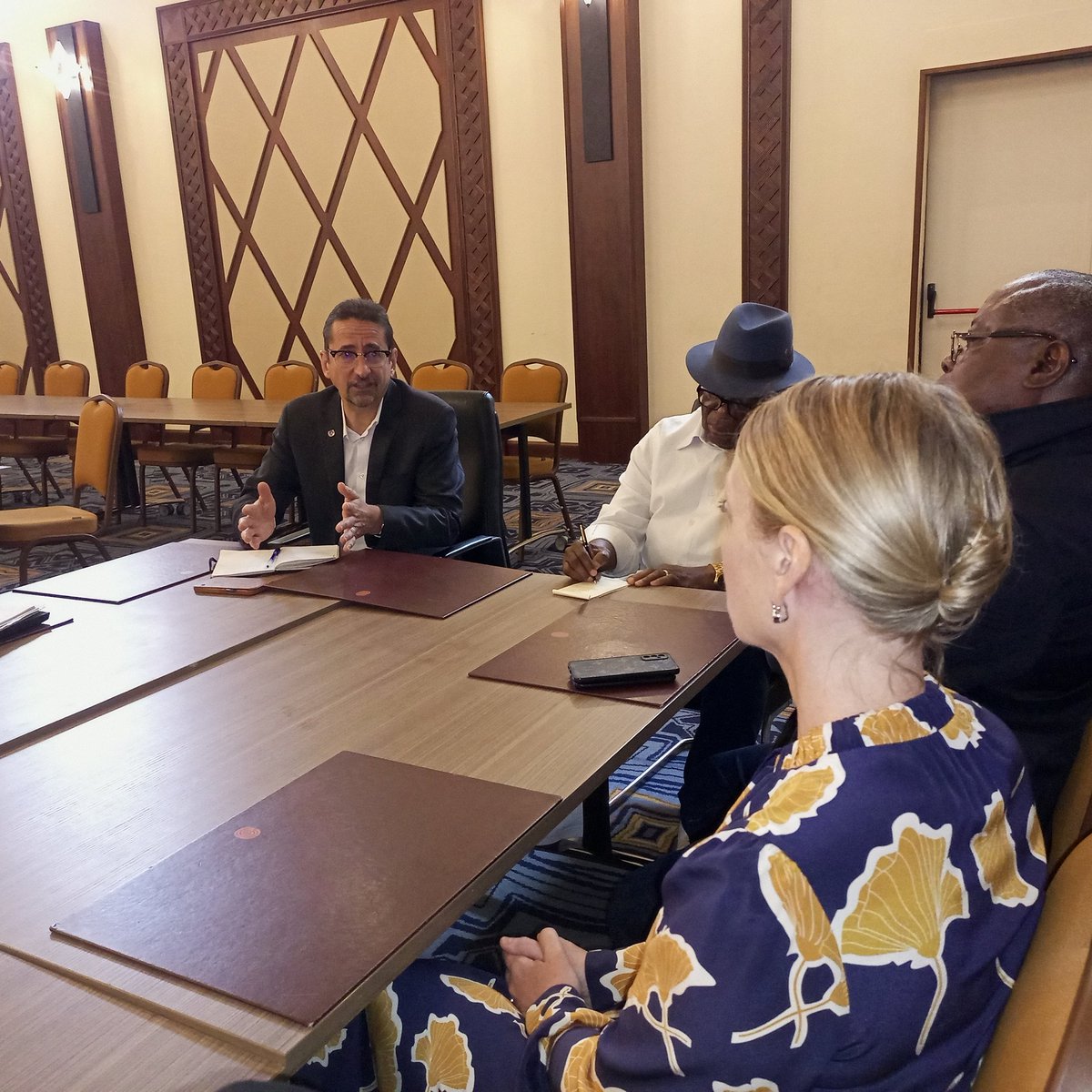 Modeste MUTINGA MUTUISHAYI (@mmutuishayi) on Twitter photo Après avoir signé le communiqué conjoint, jeudi 17 nov.2022 à Goma, le Gouvernement Congolais et le Coordonnateur Humanitaire appellent à une réponse d'urgence aux besoins des personnes affectées par violences au Nord-Kivu.<a href="/7sur7_cd/">7SUR7.CD</a> <a href="/radiookapi/">Radio Okapi</a> <a href="/TopCongo/">TOP CONGO FM</a> <a href="/Presidence_RDC/">Présidence RDC 🇨🇩</a> Après avoir signé le communiqué conjoint, jeudi 17 nov.2022 à Goma, le Gouvernement Congolais et le Coordonnateur Humanitaire appellent à une réponse d'urgence aux besoins des personnes affectées par violences au Nord-Kivu.<a href="/7sur7_cd/">7SUR7.CD</a> <a href="/radiookapi/">Radio Okapi</a> <a href="/TopCongo/">TOP CONGO FM</a> <a href="/Presidence_RDC/">Présidence RDC 🇨🇩</a>