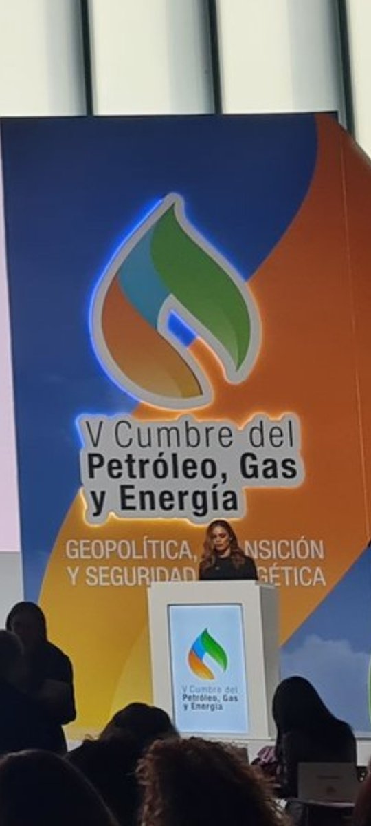 EbuenoLindo's tweet photo. En la V #CumbrePetroleoGasYEnergia El Presidente de la @ANHColombia Andrés Bitar asegura que: "la desición de no firmar nuevos contratos no está escrita en piedra, está siendo analizada por diferentes entidades del gobierno" @ValoraAnalitik 
@AgoraBogota 
@MariaMoVergara https://t.co/Q2qq9Hvxvp