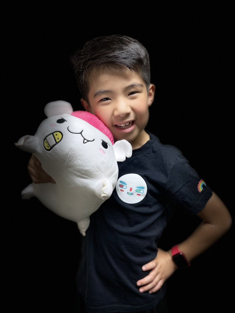 The kid loves his <a href="/FomoMofoNFT/">FOMO MOFO</a> musubear .. thanks <a href="/mrjasperwong/">Jasper Wong</a> <a href="/Amy_fomie/">Amy Fomie</a>