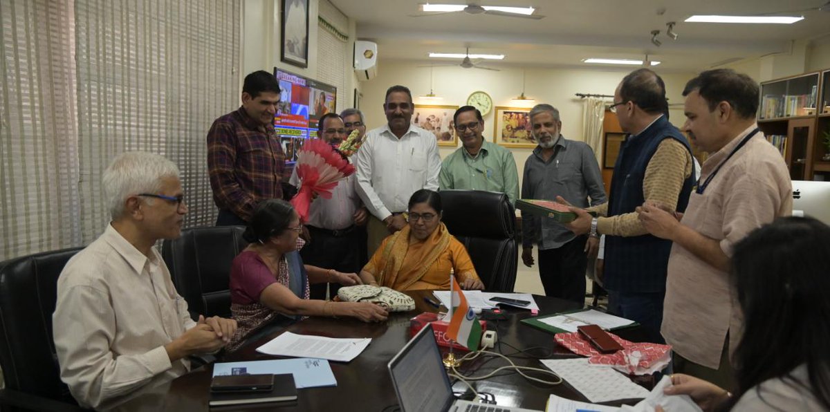 Senior Officers of Programme and Engineering departments of @airdelhi called on Dr. Vasudha Gupta, Director General @AkashvaniAIR at Akashvani Bhawan in New Delhi.