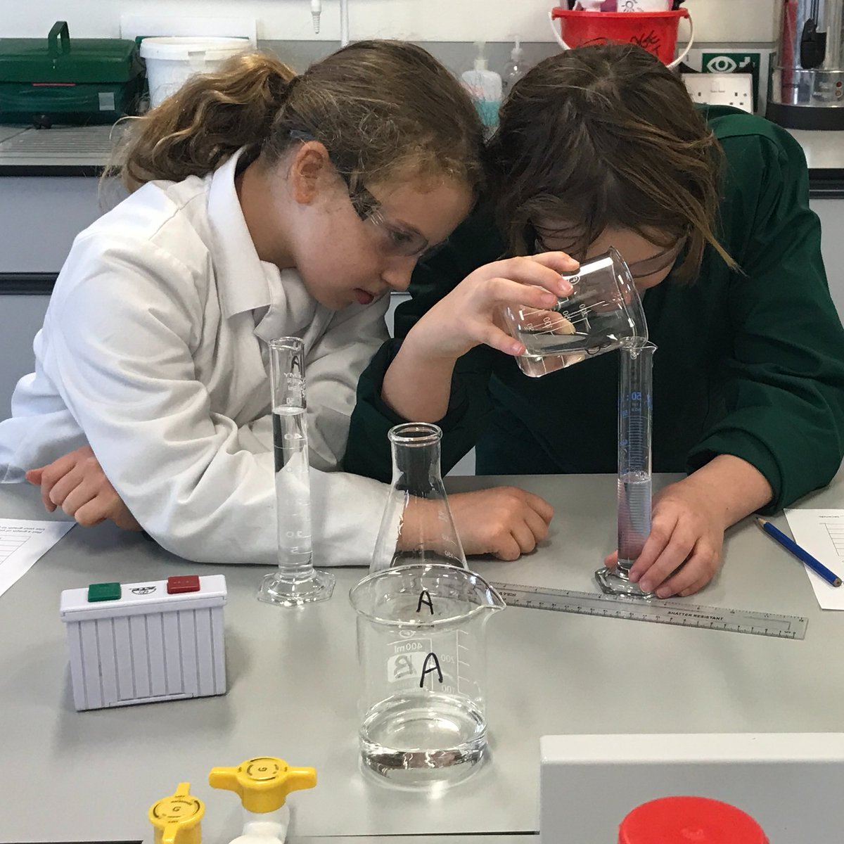 Y5Y6ManorPrep's tweet photo. The second half of Year 5 children visited Abingdon School's Yang Centre today for their chemical reactions workshop - what a great way to spend the morning! Thank you @abingdonschool
#ManorPrep #Abingdon #Science #Year5 #AbingdonSchool #experiements #Chemicals @Y5Y6ManorPrep https://t.co/WNt2zPy7AE