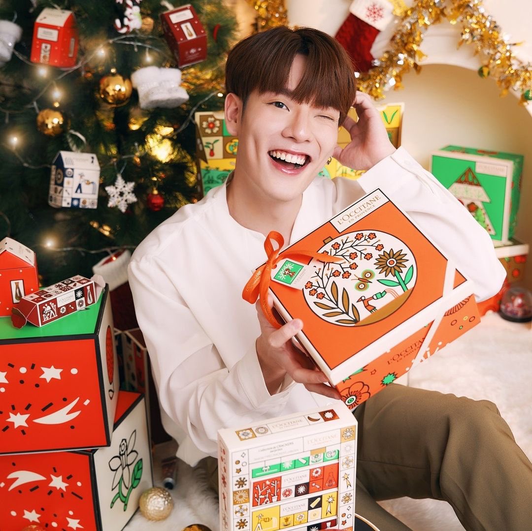 kimcopmama's tweet photo. 🎁 Who wants to be Ccopter’s bae? ใครอยากเป็นคนพิเศษของคุณบอสคอปเตอร์ให้ยกมือขึ้น! ล็อกซิทานจัดกิจกรรมพิเศษเพื่อเป็นของขวัญให้ทุกคนสามารถเป็นคนพิเศษของคุณคอปเตอร์ได้ง่ายๆแค่เพียง
Shop now 🛒 Line 👉 https://t.co/aha2c4vW1l
#WonderInside #NotJustAGift #LoccitaneTH #CTRPANUWAT https://t.co/LXdN4WKjOW