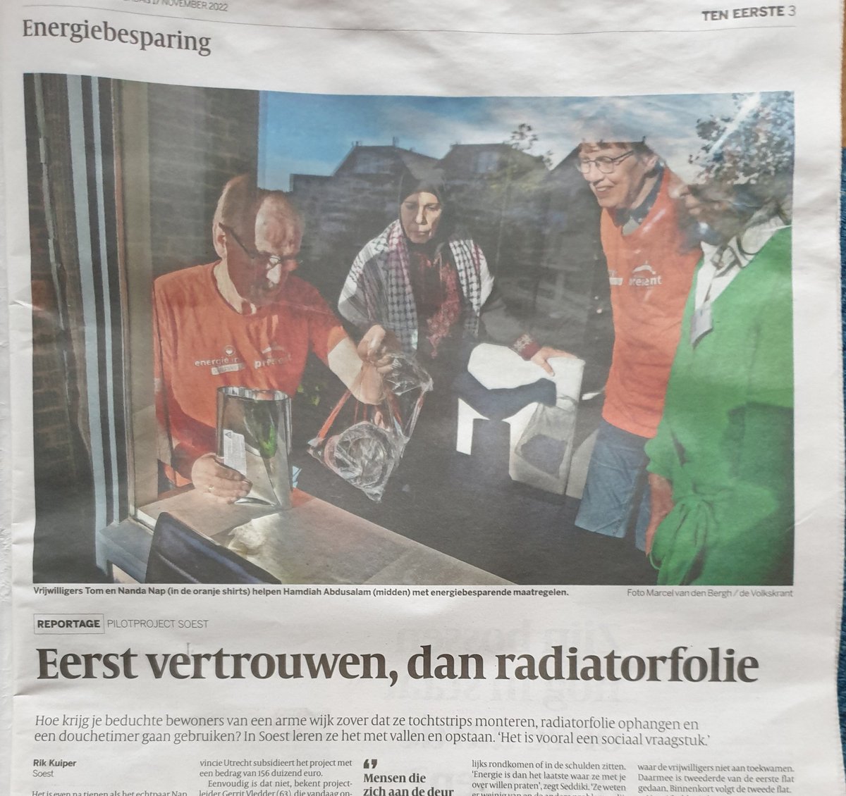 "Eerst vertrouwen, dan radiatorfolie". Klopt! Onze #milieucoaches organiseren (al + 10 jaar) buurtbijenkomsten, staan op markten met #energiebesparingsadvies en gaan nooit zomaar #dedeurenaf ... 
Lees 't artikel in de <a href="/volkskrant/">de Volkskrant</a> 📲: 
volkskrant.nl/nieuws-achterg…