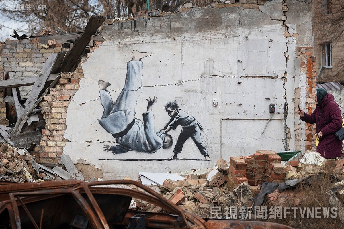 ▌基輔戰火廢墟現「街頭塗鴉」 藝術家「班克西」用藝術聲援烏國 👉 https://t.co/uCsRbPY9Ku 烏軍近來在烏南等地捷報頻傳，同時聞名全球的蒙面街頭塗鴉藝術家班克西（Banksy），日前抵達了烏克蘭當地，在首都基輔近郊一帶，留下多幅街頭塗鴉