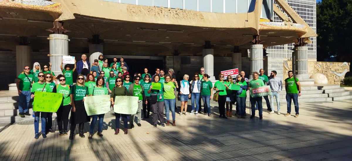 Compañeras y compañeros en Cartagena 💚 💪🏻 exigiendo al <a href="/regiondemurcia/">Gobierno de la Región de Murcia</a> bajada de ratios y lectivas.

#JuntasLuchandoPorLaEscuelaPública