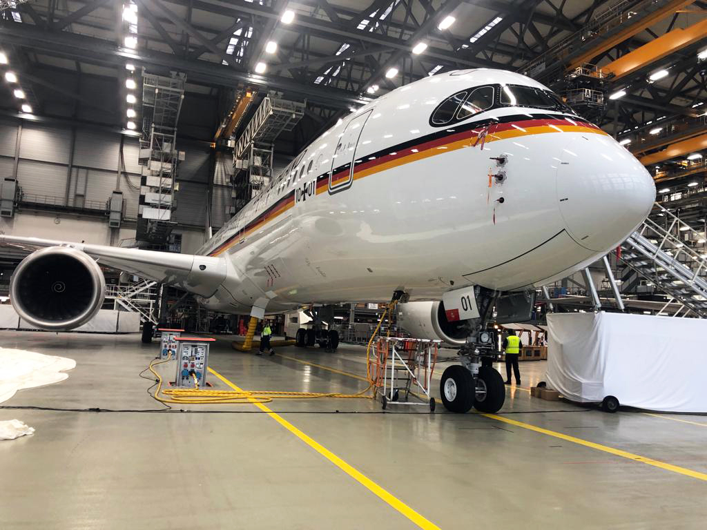 AirbusDefence's tweet image. The German Air Force received its new @airbus #A350 delivered by @LHTechnik . Thanks to its innovative technologies, this new generation aircraft offers outstanding range &amp;amp; advanced efficiency - it can reach almost all foreign capital cities in a non-stop flight from Berlin.