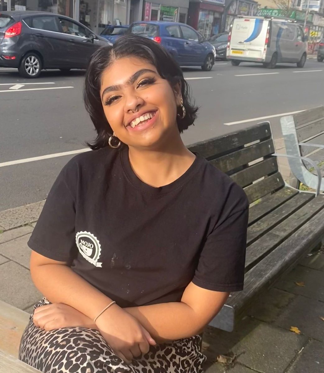 Introducing Rabira.Barista, Student of Philosophy,Politics at Brighton Uni &amp; Charitable Fundraiser!Drinks coconut chai latte.Favourite book Natives by musician Akala. #meettheteam #mojocoffeeclub #brighton #sussex #community #coffeelovers #localbusiness #thursdayvibes #shoplocal
