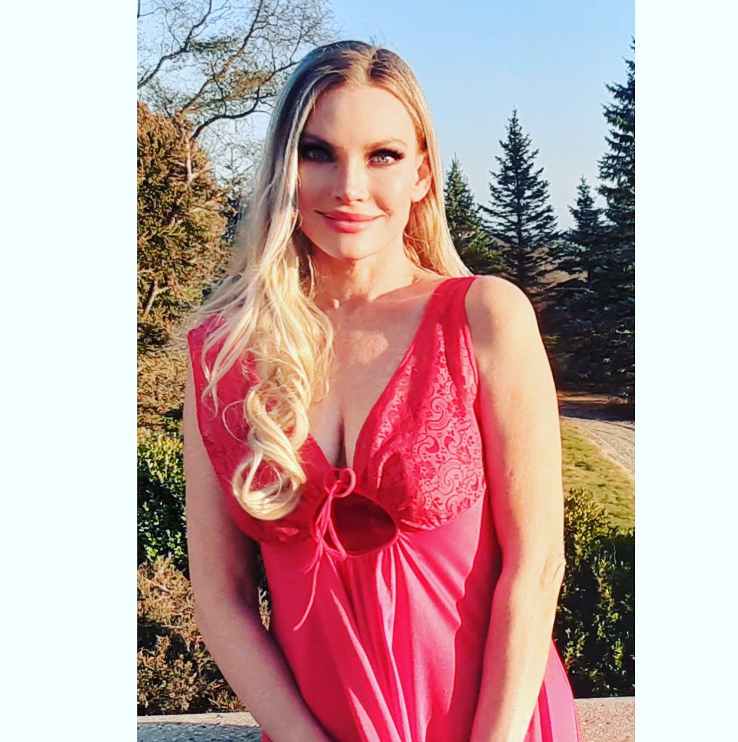 ReneeDomenz's tweet image. Wishing you a wonderful Thursday! Is it snowy or warm where you are? 
#setpic #setphoto 🎥🎞🎬📽😊🤗