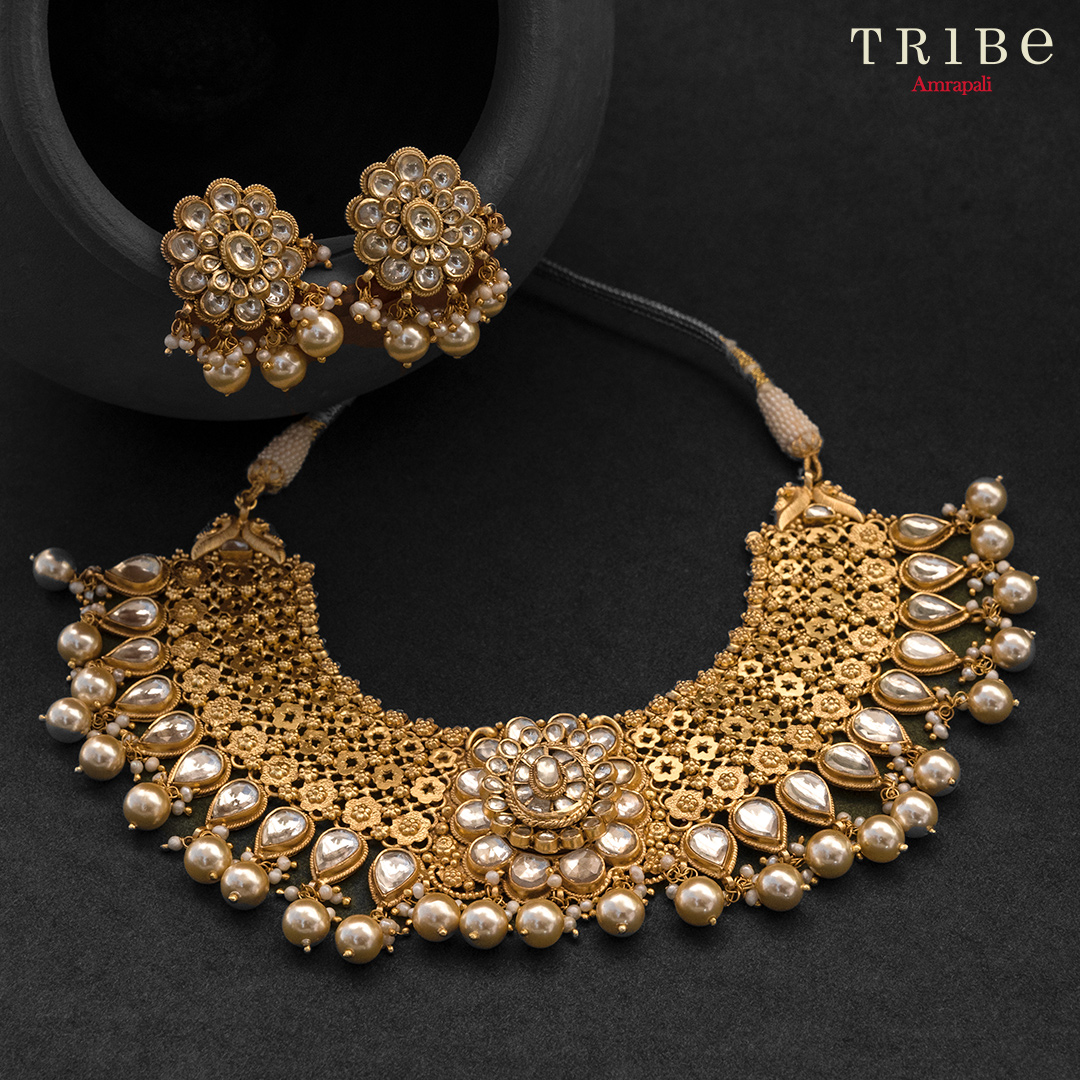 TribeByAmrapali's tweet photo. Intricately detailed, with traditional jadau work, the Rajasi Collection is magnificent, beautiful & gracefully extravagant all at once.
To shop this stunning traditional jewellery, click the link https://t.co/Y3U5p9oIND
#TribeAmrapali #Jewellery #IndianDesigns #RajasiCollection https://t.co/AN4lXLRBdT