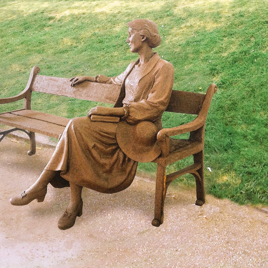 Statue of a smiling #ViginiaWoolf, just unveiled sitting on a park bench looking at the River Thames, Richmond, UK, after a fundraising campaign. The ceremony was 
attended by the statue's sculptor Laury Dizengremel and three descendants of the writer #WomensArt