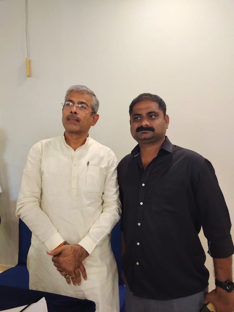 क्रांग्रेस के पुर्व प्रमुख ओर सांसद आदरणीय राहुल गाधी जी राजकोट मा रैली करने आ रहे हे उस चलते राजकोट मि आज हमारे मुरब्बी <a href="/RamkishanO/">Ramkishan Ojha</a> जी की अगवाई मे ऐक बेठक का आयोजन हुआ जीसमे <a href="/jagdishthakormp/">Jagdish Thakor</a> @Amit_Karande मोजुद रहे