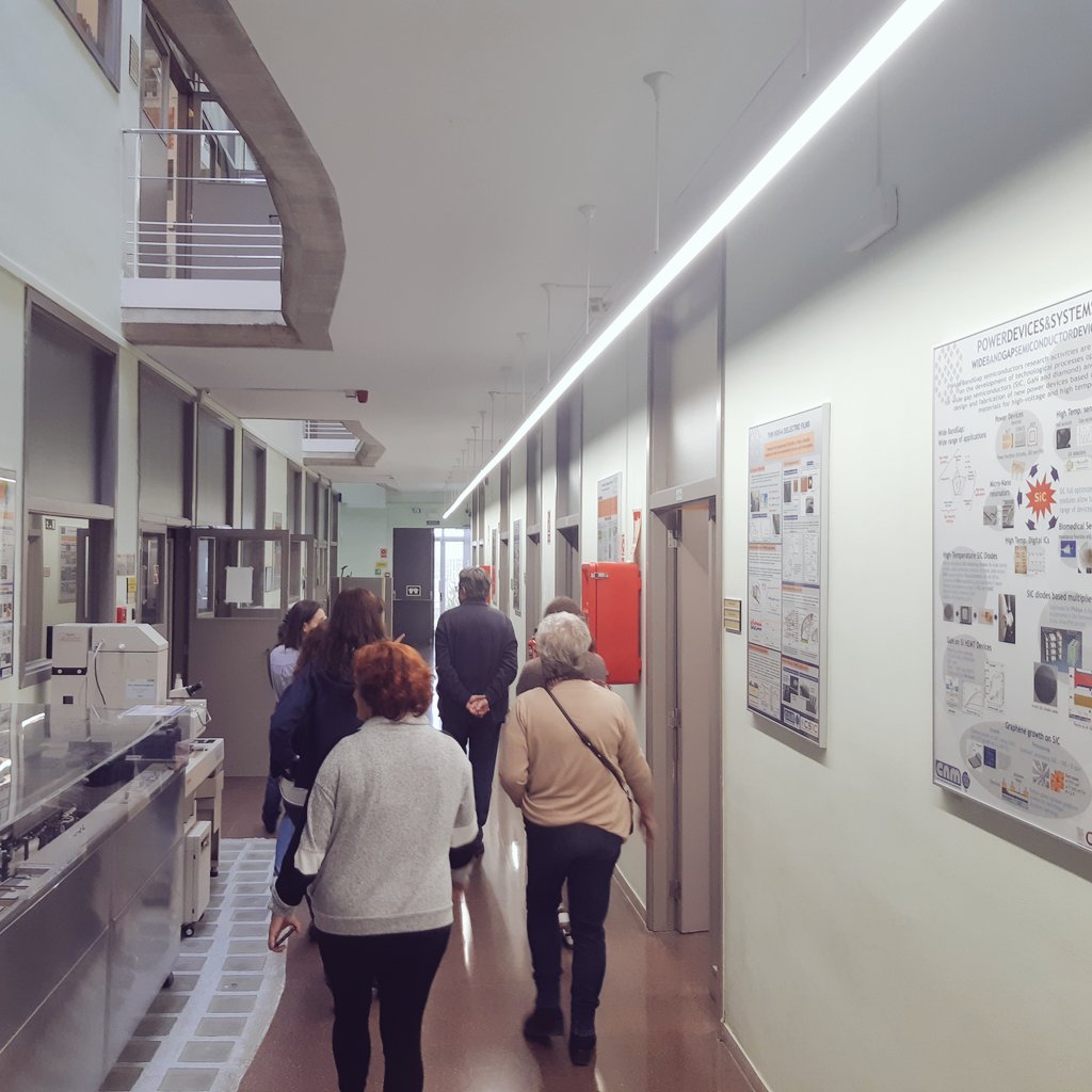 imb_cnm's tweet photo. Quart dia de Portes Obertes #SC22CAT
Al matí, la Llibertat Abad ha acompanyat el grup durant el recorregut per les instal•lacions de l'@imb_cnm #OpenIMB
Vols veure com fabriquem xips?🧐
Torns de matí i tarda per la #SetmanadelaCiència 👉 https://t.co/1Q95zjJjAQ https://t.co/YYr5DknGYl