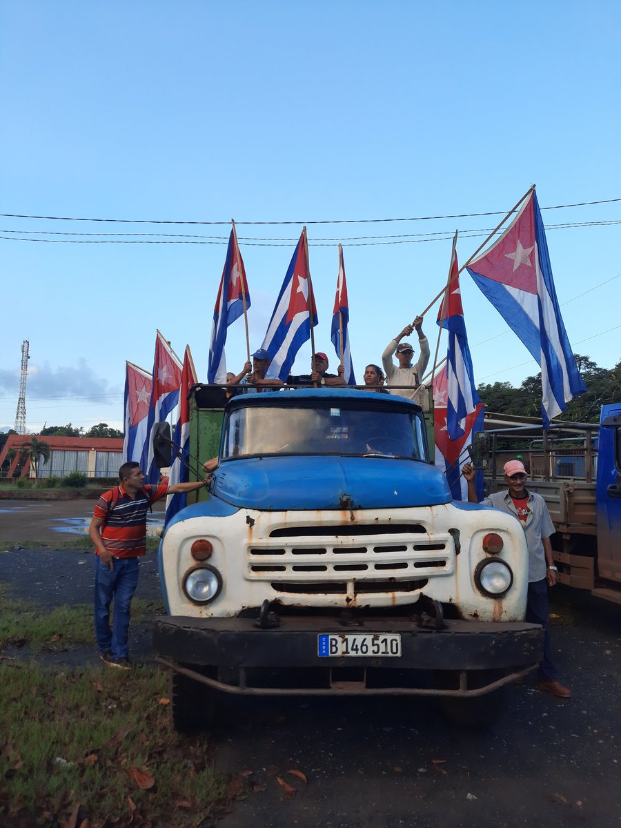 SanchezDoraida's tweet photo. Trabajadores de #MOA parten bien temprano esta mañana a realizar trabajo voluntario vinculado a la producción de alimentos.
#Holguin #Cuba 
#CubaViveYTrabaja https://t.co/YHp0gQC9WF