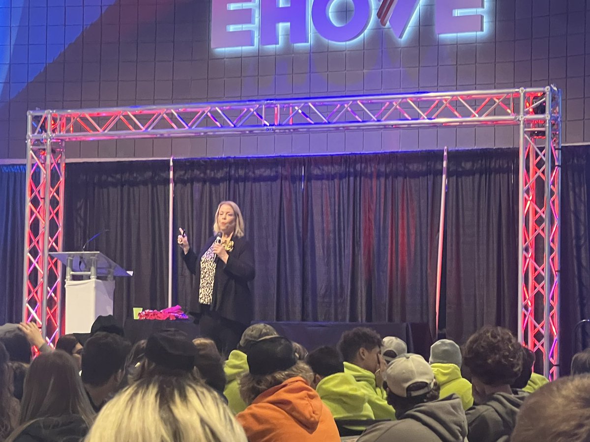 EHOVEtlc's tweet photo. We had a special guest for our drug free leader event. Carrie boldman she talked to all of us about her job paths and what it took for her to become the general manger of cedar point. #EHOVEvip https://t.co/ettyibwxdm
