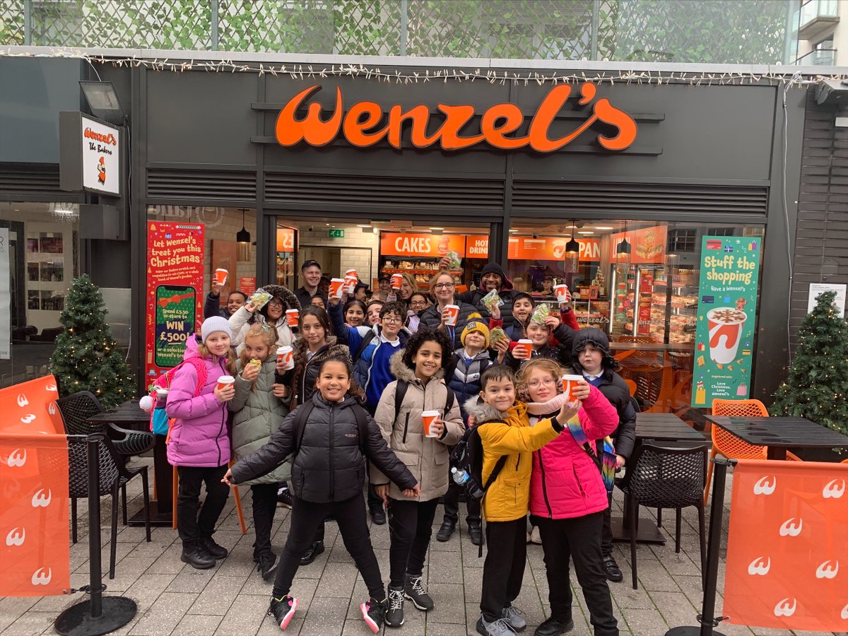 It's beginning to look a lot like Christmas! 🎄✨ Paul from @wenzelsthebaker was delighted to invite children from @ChalkHillschool along for a Christmas treat! #LondonDesignerOutlet #WembleyPark