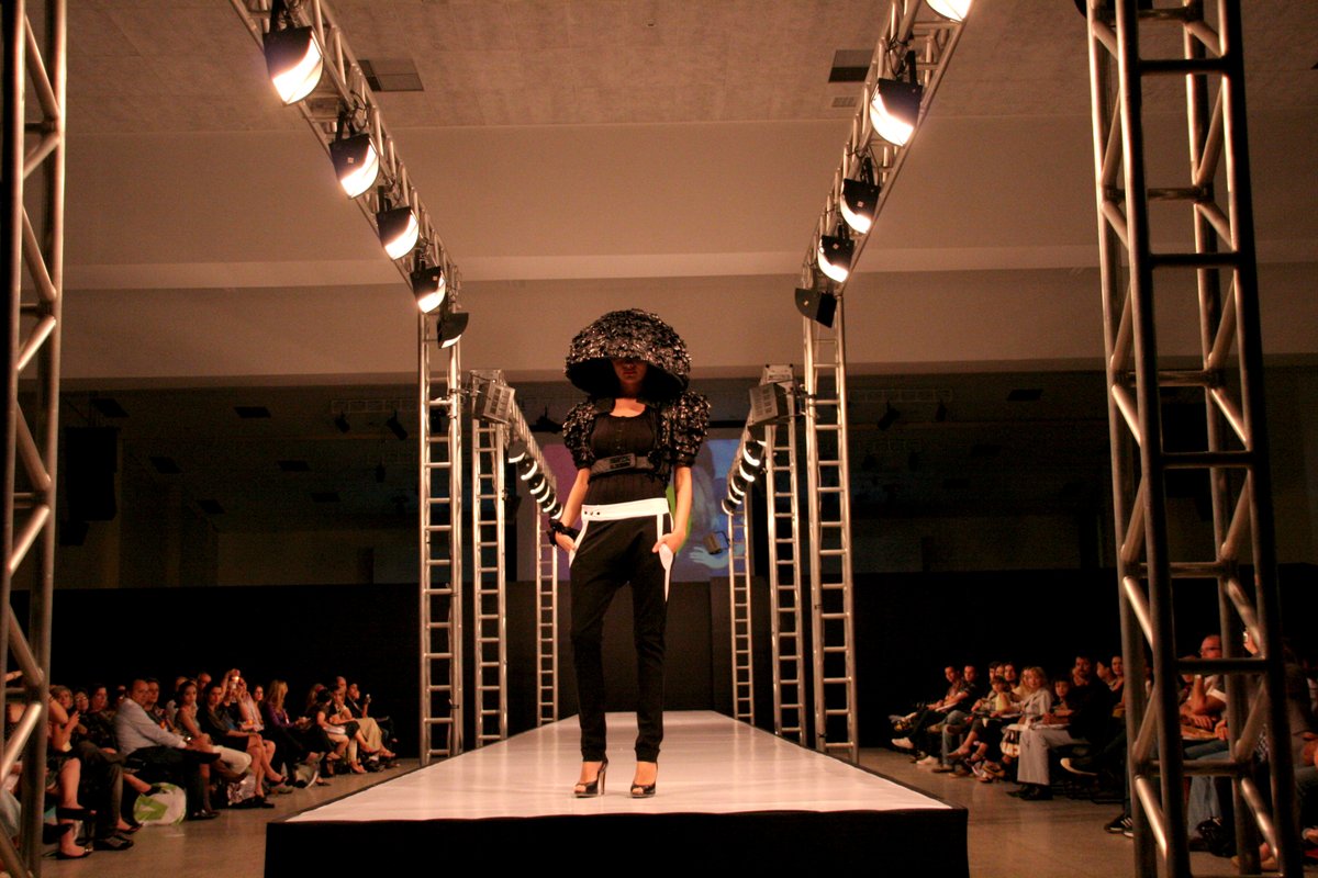 sebraegoias's tweet photo. Nosso TBT da semana vem do ano de 2009, é a FAV FASHION, exposição voltada para os estudantes de moda, na intenção de construir uma cena da moda contemporânea.
Relembrar é viver! 😎
#sebraegoias #empreendercomvc #empreendermais https://t.co/8cDs2ArVOs