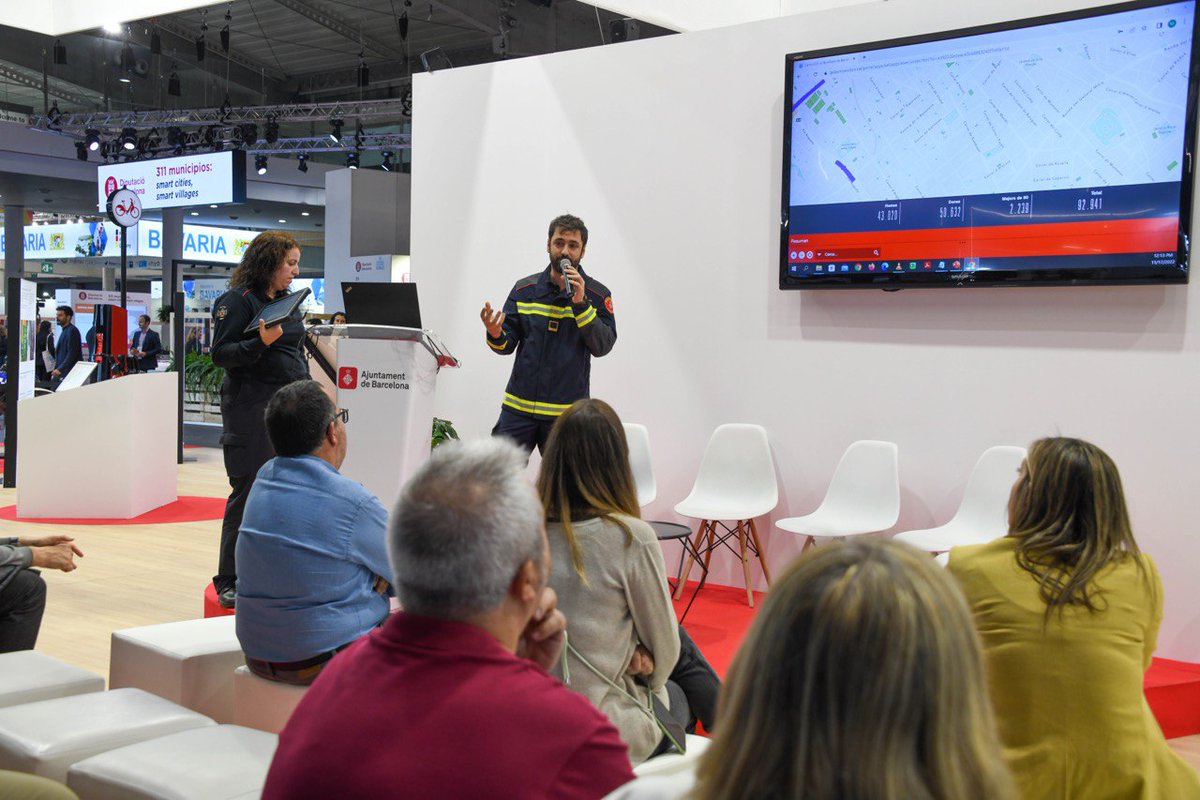 🔛 Participem a l'Smart City Expo per parlar sobre el vehicle de comandament avançat A30 dels #BombersBCN.

📋 Ens facilita la coordinació, la gestió i la presa de decisions en les intervencions.

🚒 L'utilitzem en serveis de llarga durada i d'una complexitat especial.
#SCEWC22