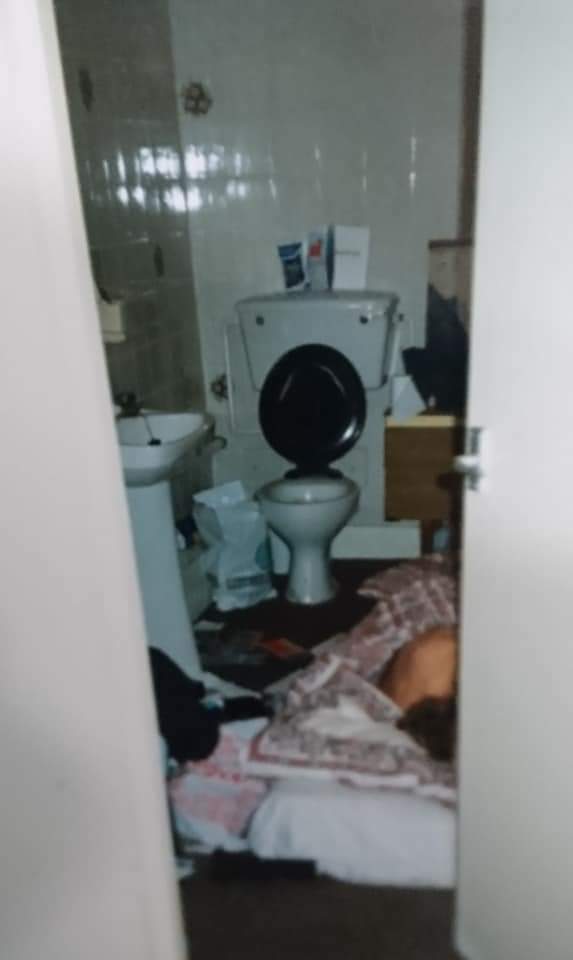 @lounewton_ I lived in a toilet in a house in Leytonstone nearly 30 years ago. Double bed on the floor, toilet, sink and extractor fan. Everything got damp. Sad to see nothing is changing......🥺