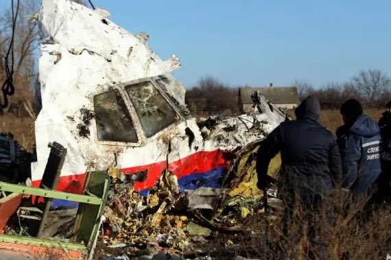MySamudera's tweet photo. Mahkamah Belanda (The Hague) mengesahkan bahawa pesawat MH17 telah ditembak jatuh pada 14 Julai 2014 oleh sistem pertahanan udara Buk, 

peluru berpandu yang dilancarkan dari Pervomaisk.. https://t.co/yhmIoDg6de
