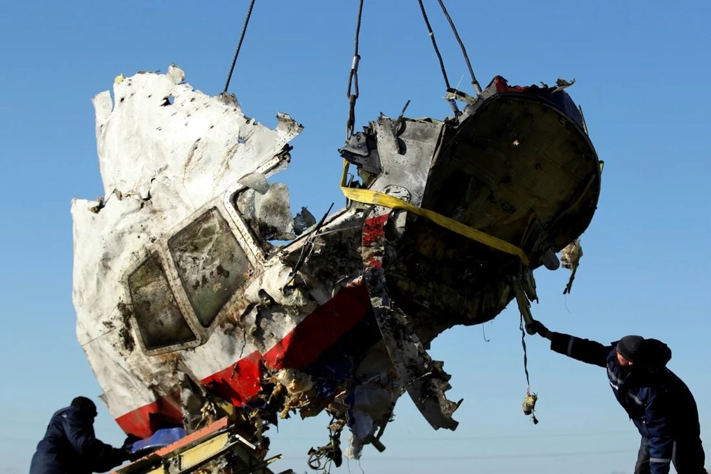 MySamudera's tweet photo. Mahkamah Belanda (The Hague) mengesahkan bahawa pesawat MH17 telah ditembak jatuh pada 14 Julai 2014 oleh sistem pertahanan udara Buk, 

peluru berpandu yang dilancarkan dari Pervomaisk.. https://t.co/yhmIoDg6de