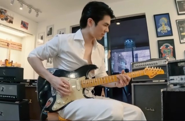 lxvemetwice's tweet photo. How is he so charming sitting there and trying out guitars 🥺💕
ㅡ #WanDayXMile
[ @milephakphum ]
https://t.co/P81yNWjkLM