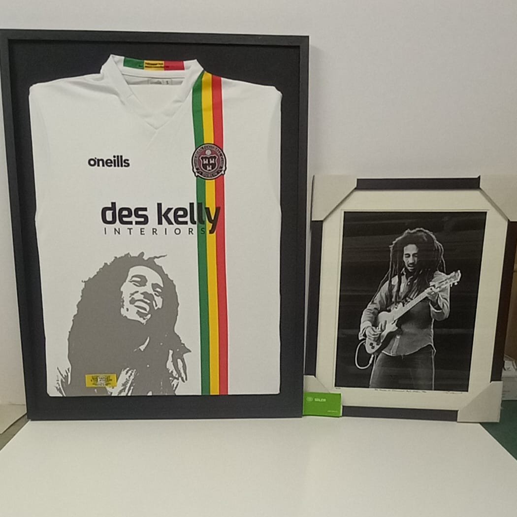 Competition with local club partners Frame FX who are celebrating 30 years in business 🔴⚫️ 

They are giving away a framed Marley shirt and a large framed print of Bob from the 1980 gig at Dalymount. 

RT and comment to enter 💚💛❤️
